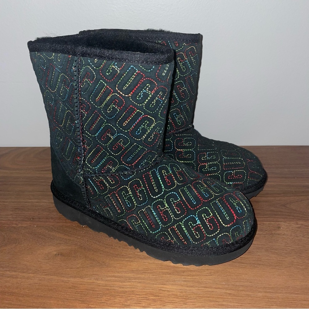 Ugg Graphic Stitch Short Boot